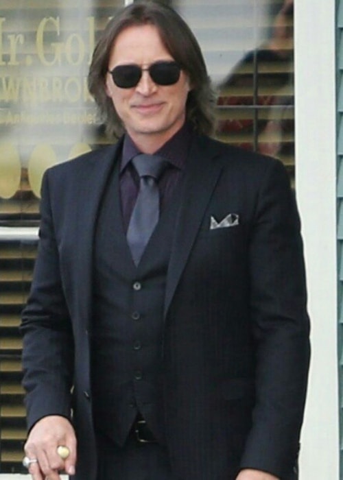 Robert Carlyle in a well-suited picture