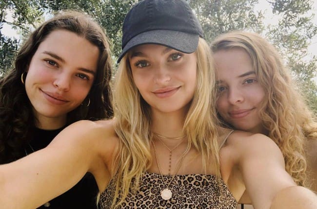 Roosmarijn de Kok (Middle) in a selfie with her sisters as seen in July 2018