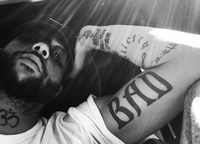 Sky Blu showing his tattoos in a selfie in September 2016