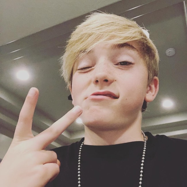 Tav Ovard posing like a rapper in a selfie in April 2018