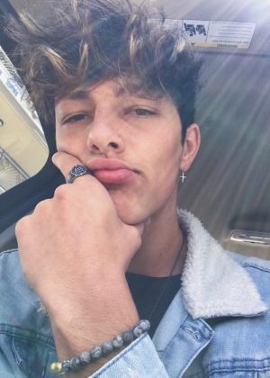 Tayler Holder Height, Weight, Age, Girlfriend, Family, Facts, Biography