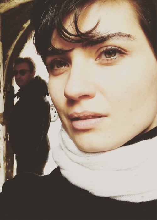 Tuba Buyukustun in a selfie with Onur Saylak in the background in London in February 2016