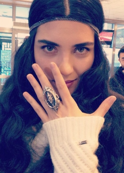 Tuba Buyukustun showing her ring in a picture in January 2015