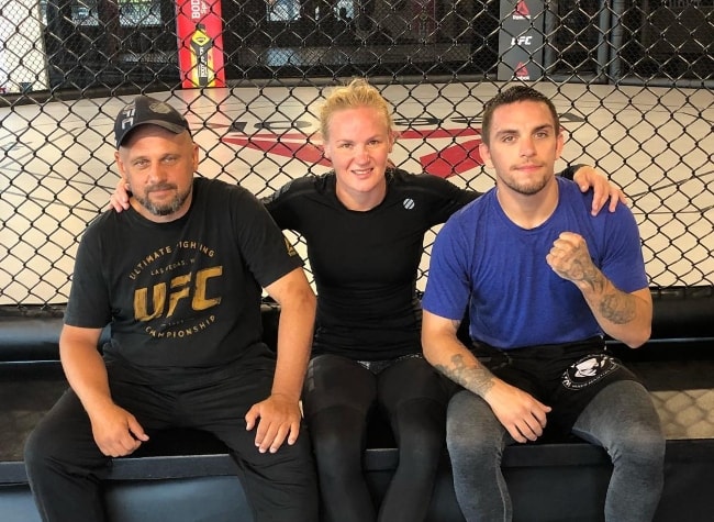 Valentina Shevchenko with Pavel Fedotov (Left) and coach Marco Michael Simmons (Right) in Las Vegas in July 2018