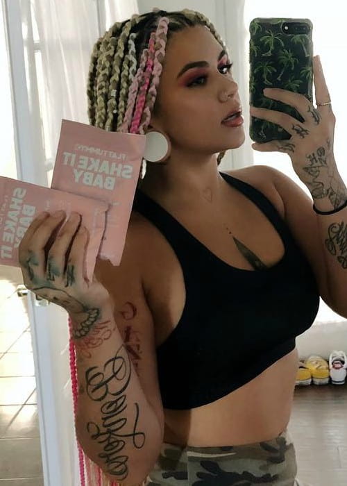 Yulema Ramirez promoting Flat Tummy Co in a selfie in September 2018