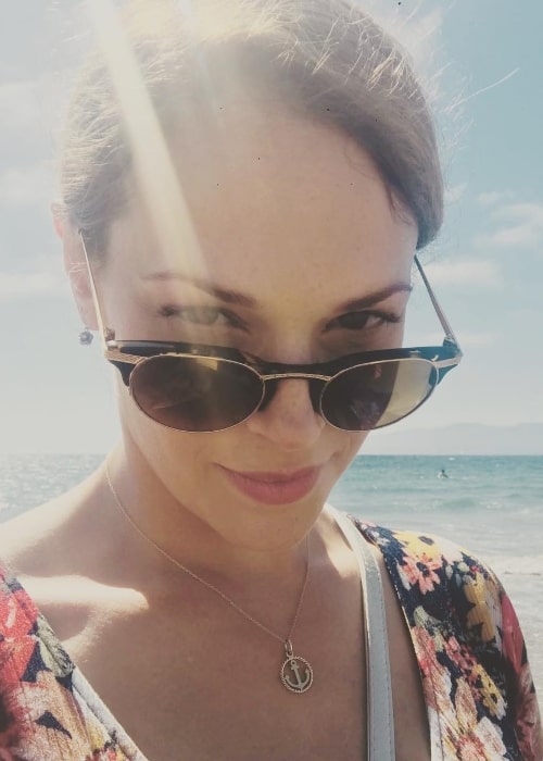 Amanda Righetti in a beach selfie in July 2018