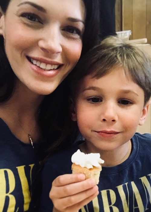 Amanda Righetti in a selfie with her son in December 2017