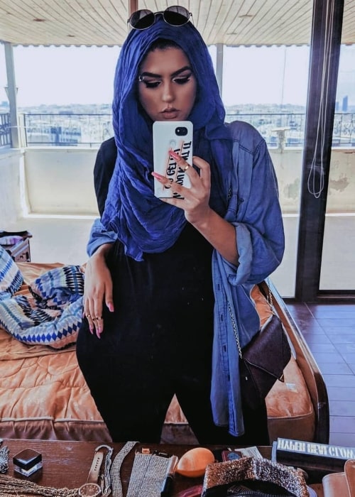 Amani Al-Khatahtbeh in a mirror selfie in June 2018