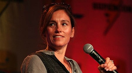 Amy Jo Johnson Height, Weight, Age, Spouse, Family, Facts, Biography
