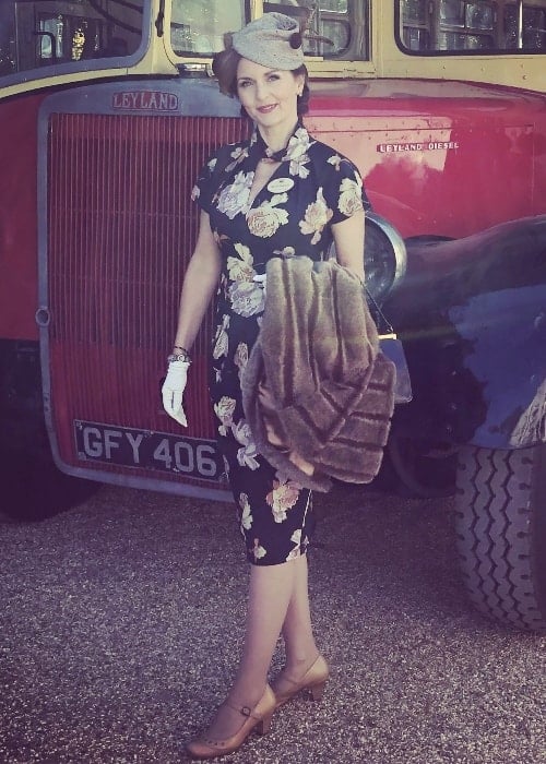 Debra Stephenson dressed up in a vintage fashion in September 2018
