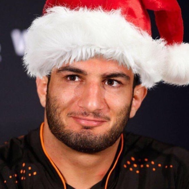 Gegard Mousasi in a Santa-hat in December 2017