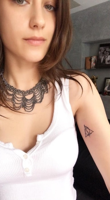 Hazal Kaya showing her arm-tattoo in a selfie in July 2017