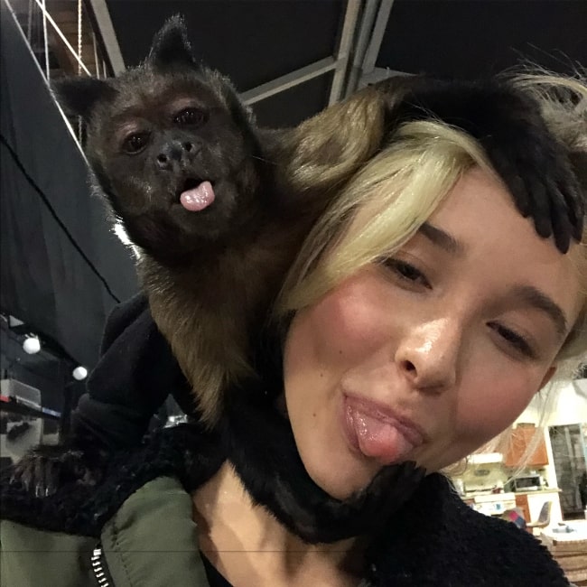 Isabel May in a selfie with her pet in April 2018
