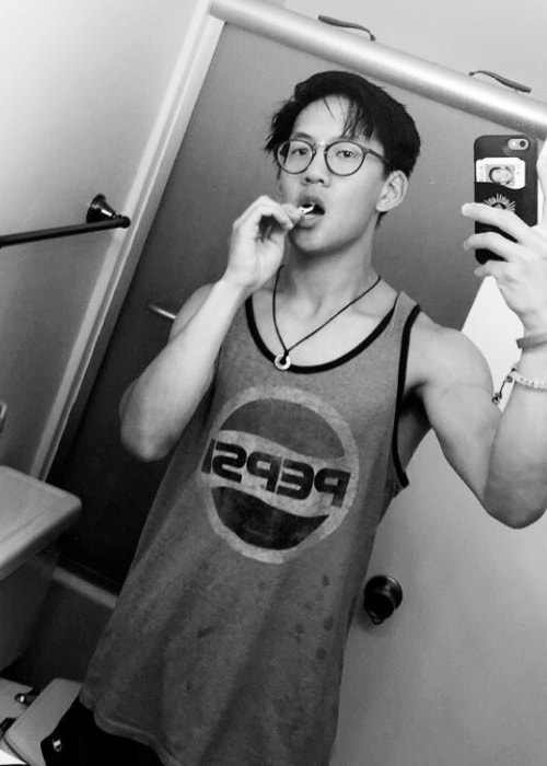 Jason Rod taking a mirror selfie while flossing his teeth in June 2017