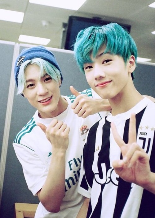 Jeno (Left) showing his aqua-blue hair in September 2017
