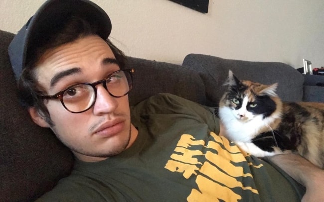 Joey Bragg in a selfie with his cat in June 2018