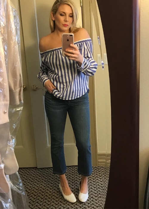 June Diane Raphael in a mirror selfie in June 2017