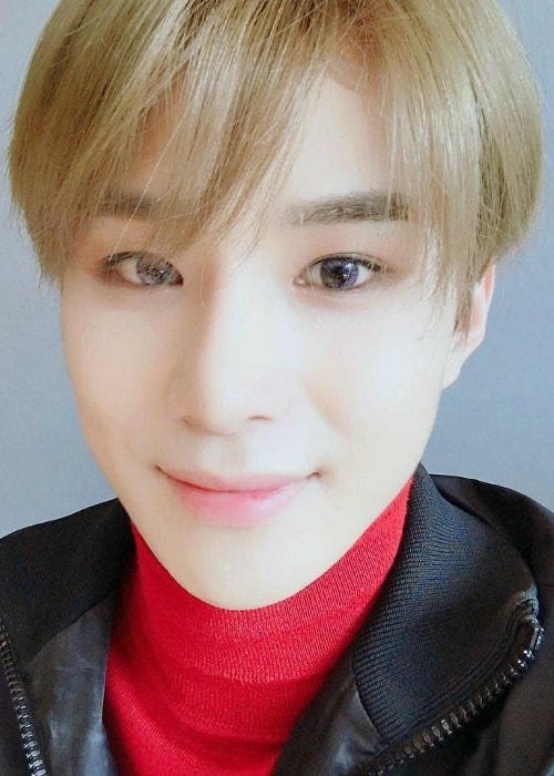 Jungwoo in a selfie in February 2018