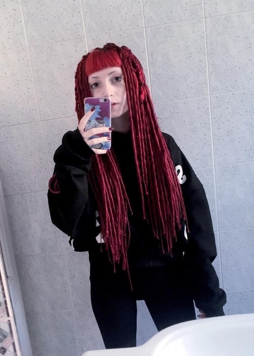 Lilly Meraviglia in a mirror selfie in September 2017