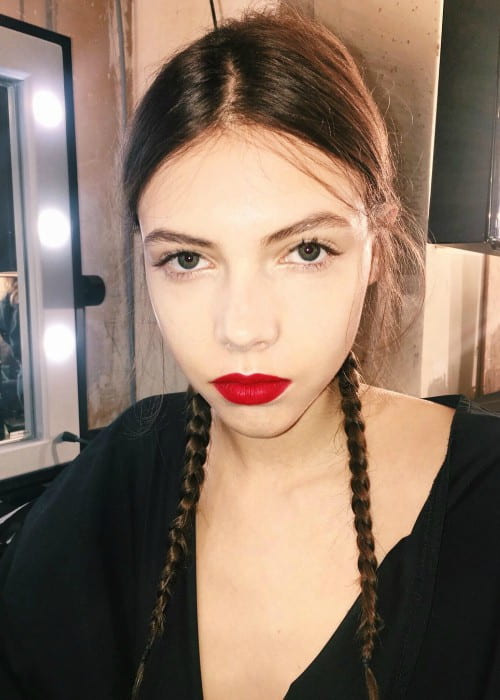 Léa Julian in an Instagram selfie as seen in May 2017