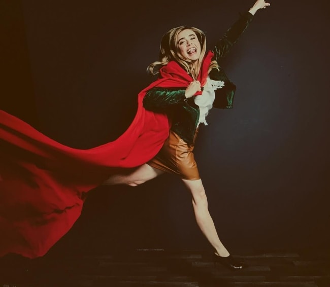 Melissa Roxburgh attempting to pose like Supergirl in September 2017