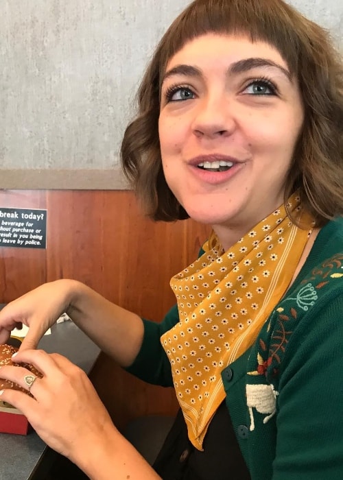 Neyla Pekarek eating a burger in September 2018