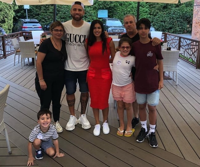 Nicolás Otamendi with his family in August 2018