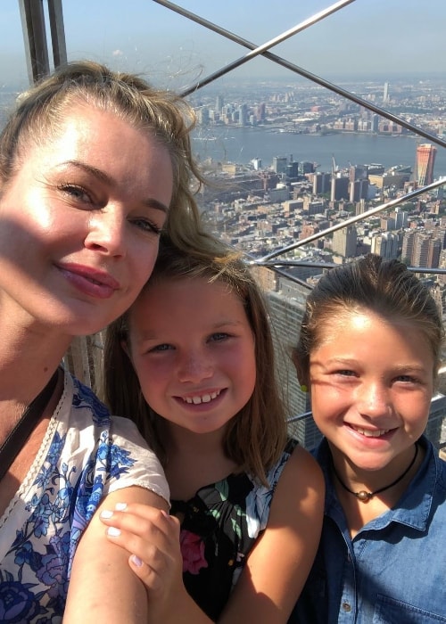 Rebecca Romijn in a selfie with her daughters in August 2018