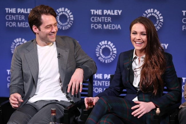 Richard Rankin with Sophie Skelton at PaleyFest 2018