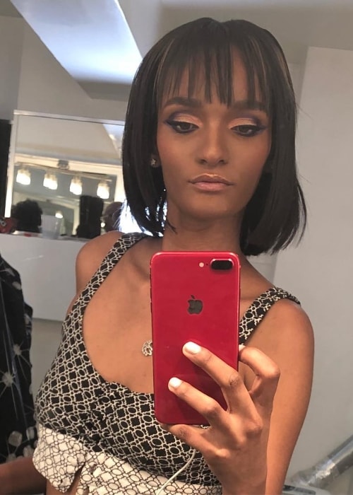 Rose Crodero in a mirror selfie in June 2018