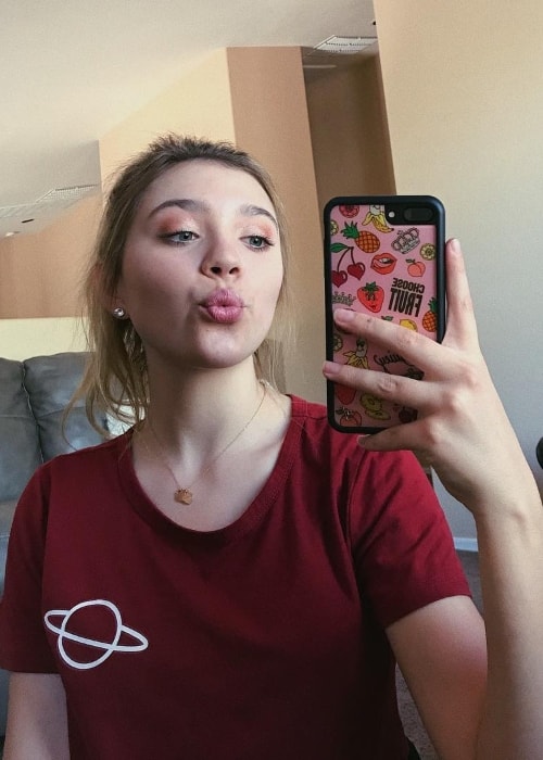 Sasha Morga pouting in a mirror selfie in September 2018