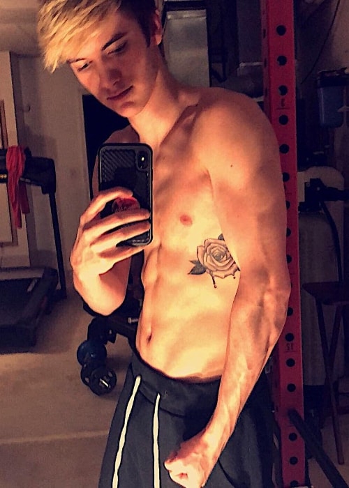 Tanner Braungardt showing his toned physique in a mirror selfie in March 2018