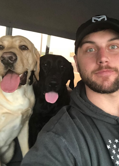 Tyler Eifert in a selfie with his dogs in December 2017