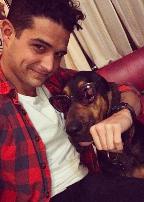 Wells Adams in a selfie with Carl The Bloodhound in November 2017