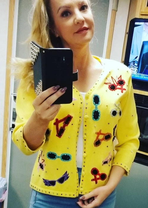 Wendi McLendon-Covey in a mirror selfie in September 2018