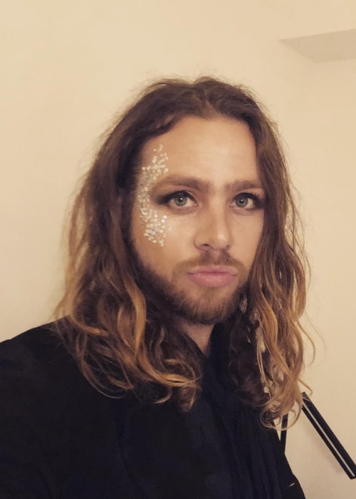 Adam Slack in a glammed-up selfie in December 2017