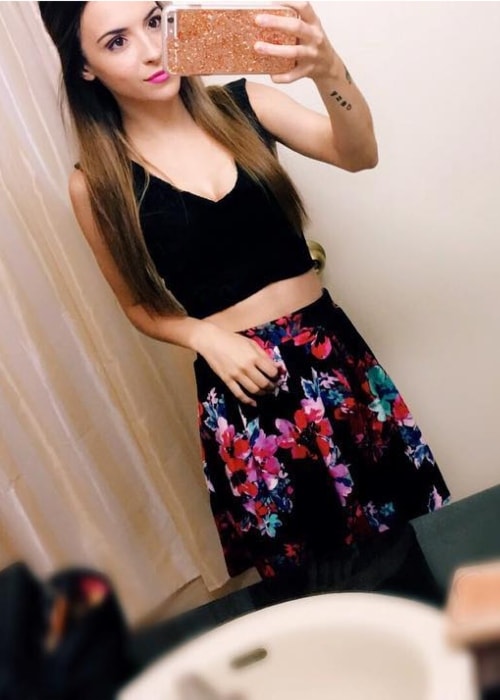 Alyssa Shouse showing her outfit in a mirror selfie in May 2016