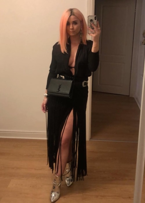 Brooke Vincent in a mirror selfie in October 2018