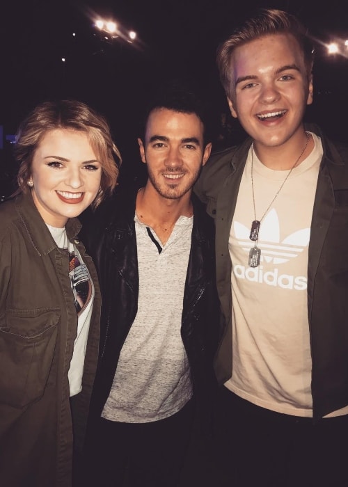 Caleb Lee Hutchinson (Right) with Maddie Poppe and Kevin Jonas (Center) in May 2018