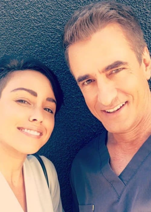 Dermot Mulroney og Raychel Diane Weiner på en selfie i oktober 2018