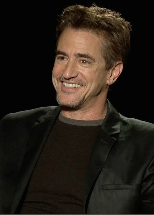 Dermot Mulroney během rozhovoru, jak je vidět v červnu 2015