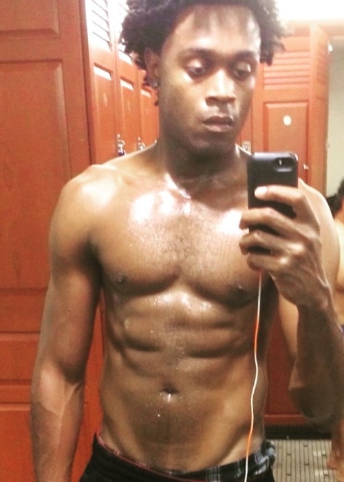 Echo Kellum in a shirtless mirror selfie in December 2016