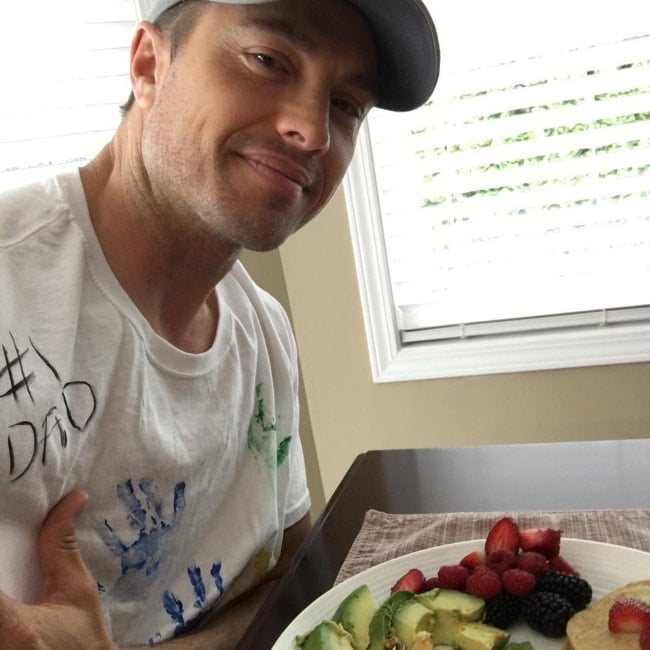 Eric Winter having his Father's Day breakfast in June 2016
