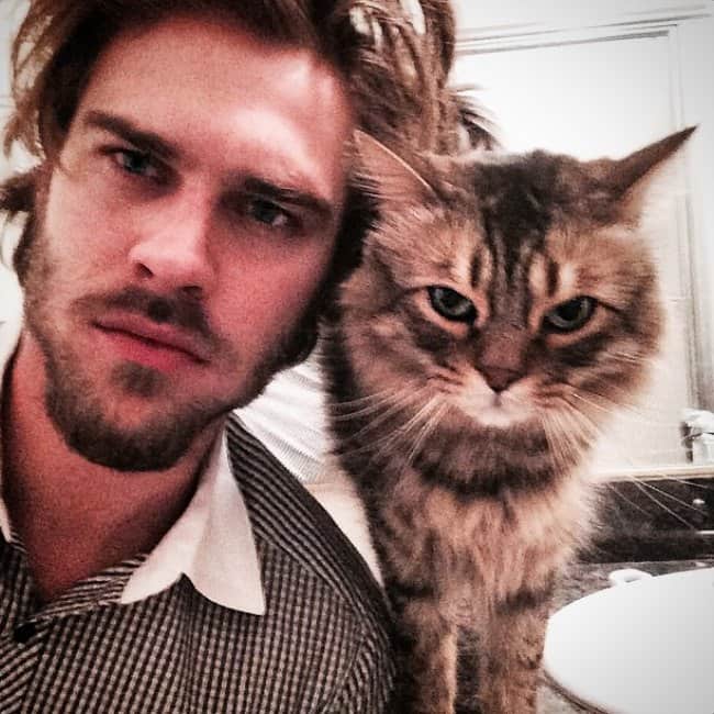 Grey Damon in a selfie with his cat in February 2015