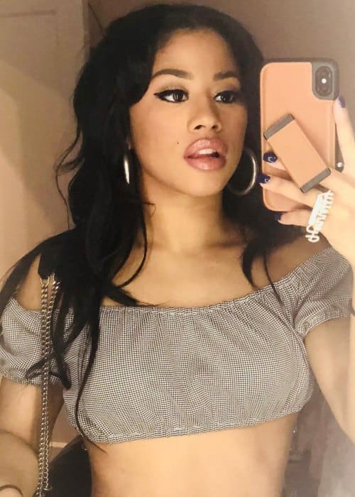 Hennessy Carolina promoting Fashion Nova in a selfie in August 2018