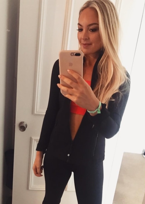 Jessica Sepel in a mirror selfie in October 2018