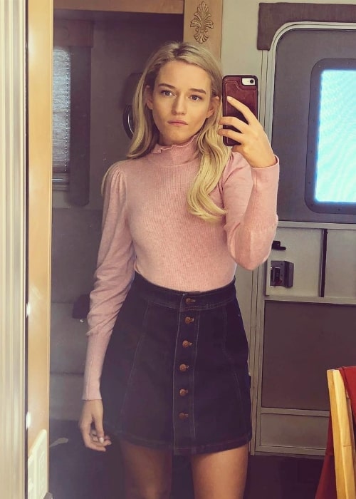 Julia Garner in a mirror selfie in October 2018