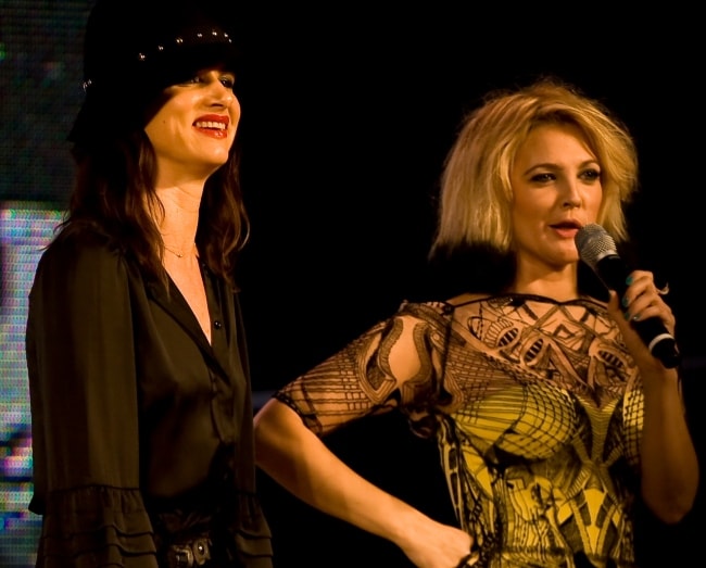 Juliette Lewis (izquierda) con Drew Barrymore en el Festival Internacional de Cine de Toronto 2009
