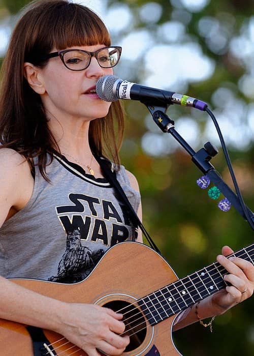 lisa loeb no glasses