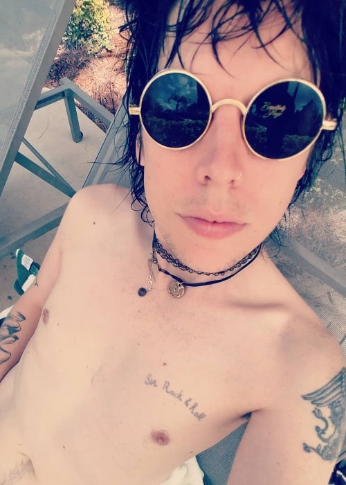 Luke Spiller in a shirtless selfie at Hilton Orlando in October 2018